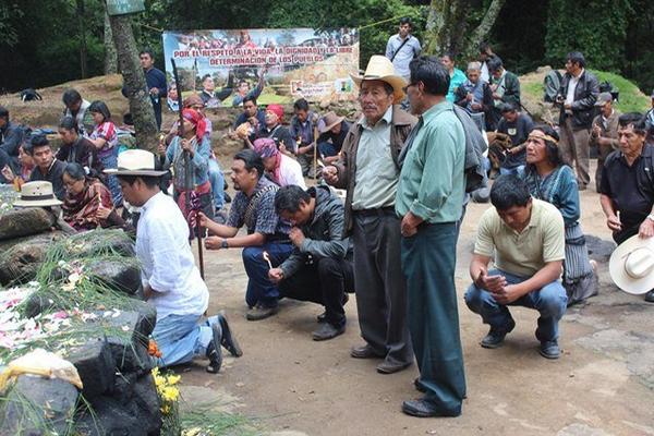 Representantes de seis países participan en el encuentro ceremonial en Iximché, Chimaltenango. (Foto Prensa Libre: José Rosales)