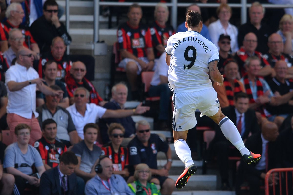 Zlatan Ibrahimovic marcó su primer gol en la Premier League con el Manchester United. (Foto Prensa Libre: AFP)