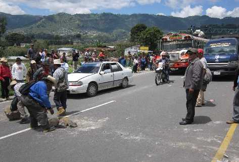Personas que rechazan la minería  impiden el paso de vehículos en el kilómetro 170 de la ruta Interamericana.