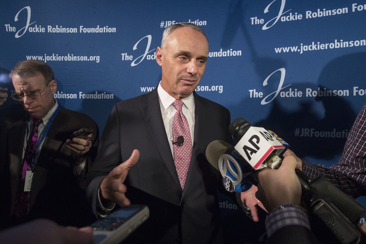 Robert D. Manfred, Jr indicó que existen dos grupos interesados en comprar a los Marlins. (Foto Prensa Libre: AFP)