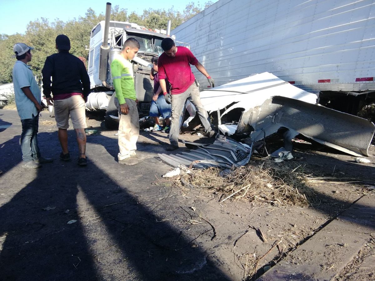 Automotor accidentado en la ruta al suroccidente. (Foto Prensa Libre: Enrique Paredes).