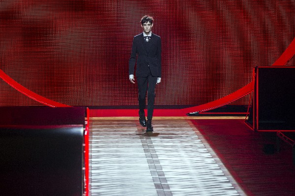 Dior Homme apostó a una moda nocturna para hacer soñar en tiempos difíciles