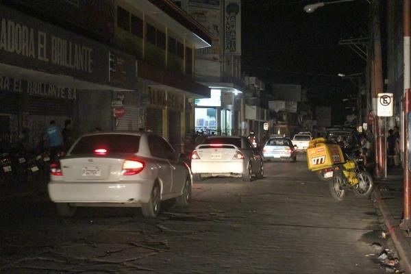 El apagón duró cuatro horas, según los vecinos afectados. (Foto Prensa Libre: Alxánder Coyoy)