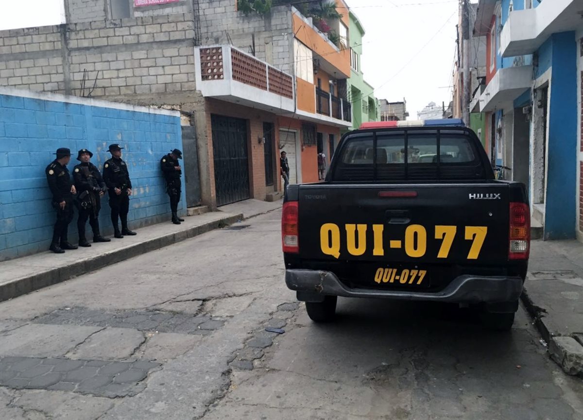 Agentes policiales resguardan una de las viviendas allanadas en Santa Cruz del Quiché, en busca de evidencias por el crimen contra una mujer. (Foto Prensa Libre: Óscar Figueroa)