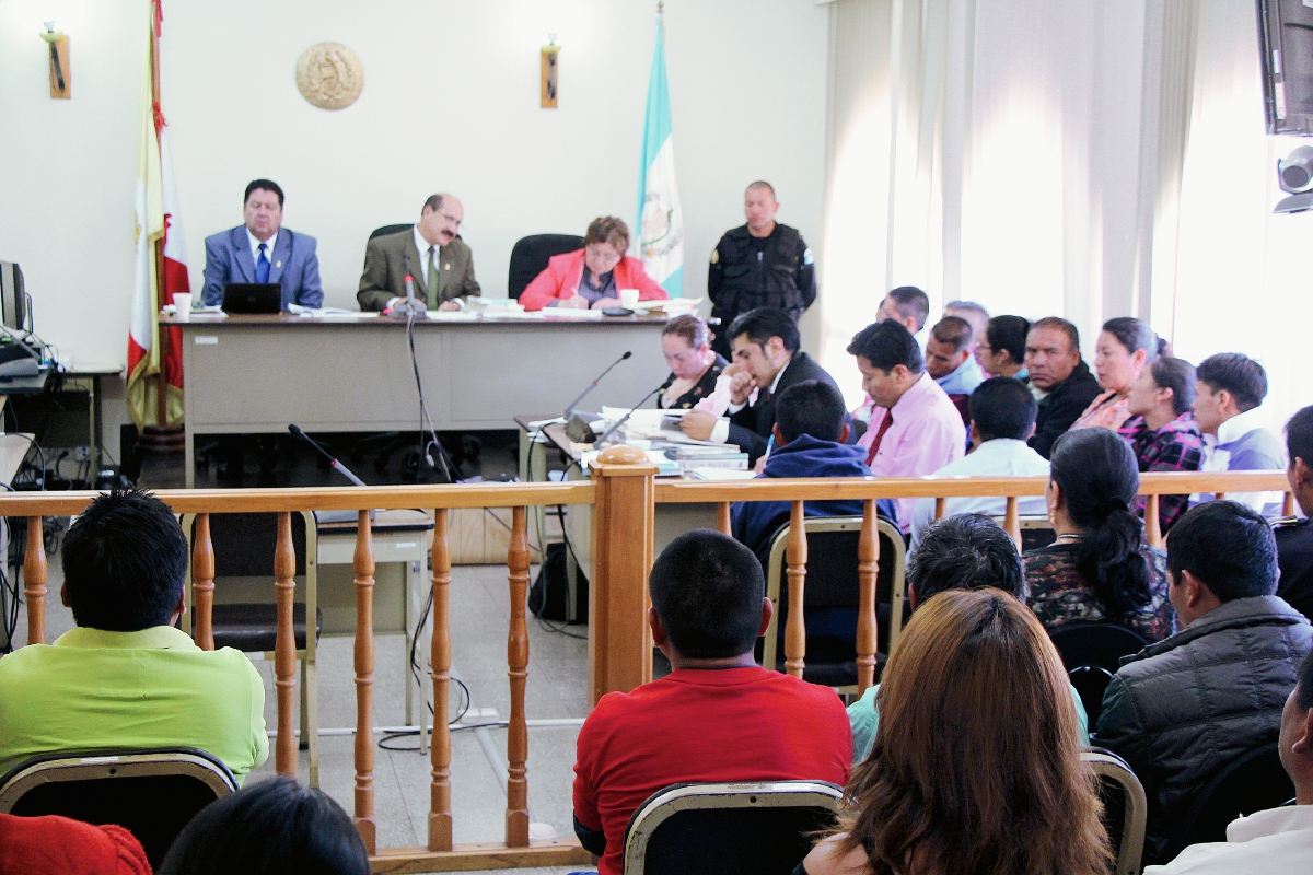 El juicio contra nueve presuntos secuestradores comenzó este viernes en el Tribunal de Sentencia de Totonicapán. (Foto Prensa Libre: Édgar Domínguez)