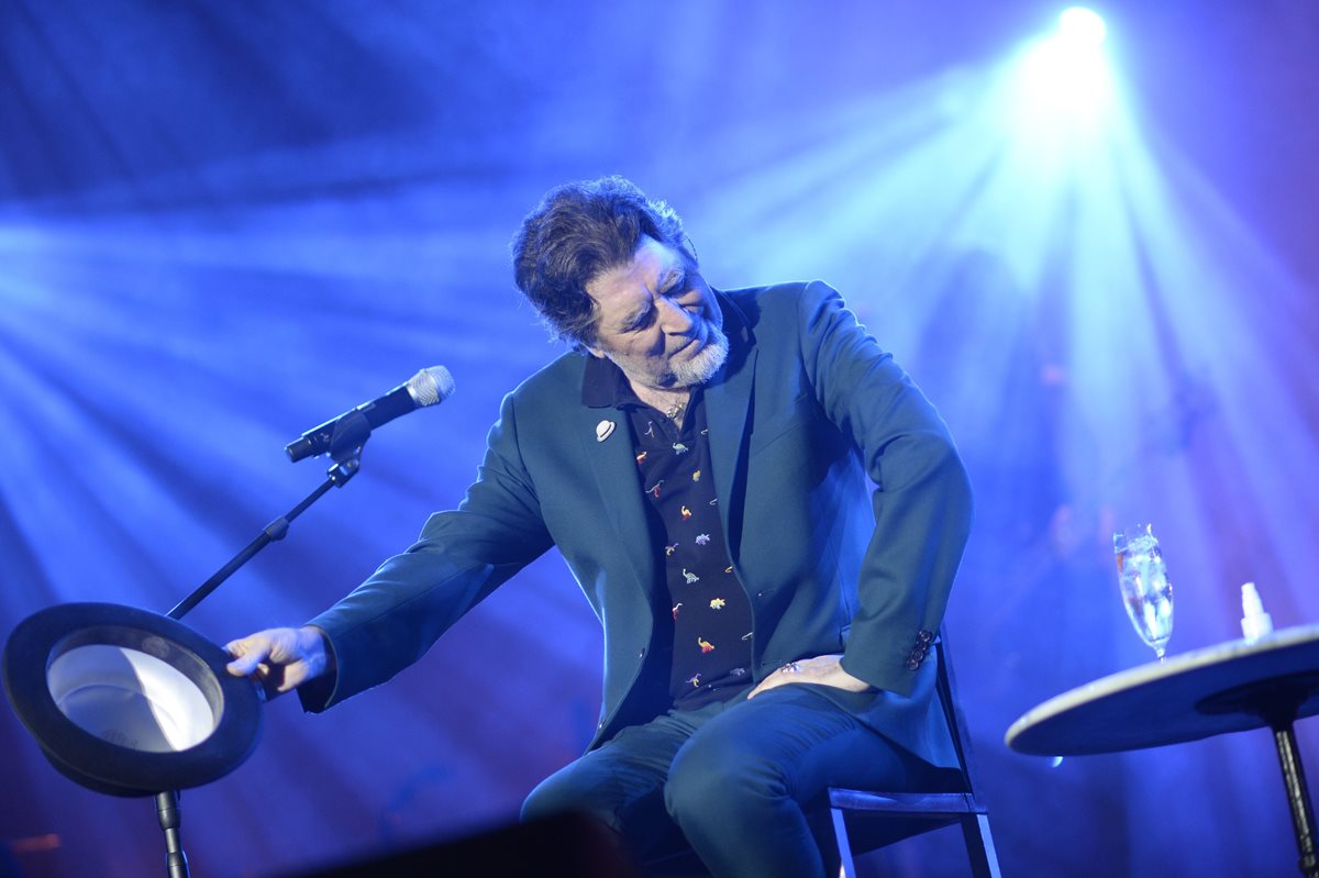 El cantante y compositor Joaquín Sabina durante el concierto que ofreció en Madrid. (Foto Prensa Libre: EFE)