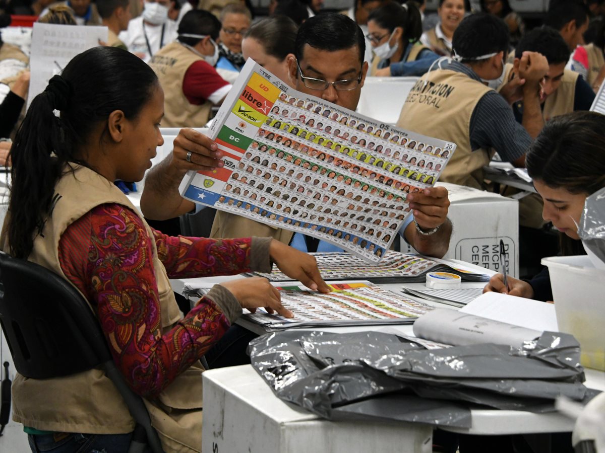 Los hondureños fueron a las urnas el pasado 26 de noviembre. Las autoridades del TSE aún no declara quien es el Presidente de Honduras. (Foto Prensa Libre: Hemeroteca PL)
