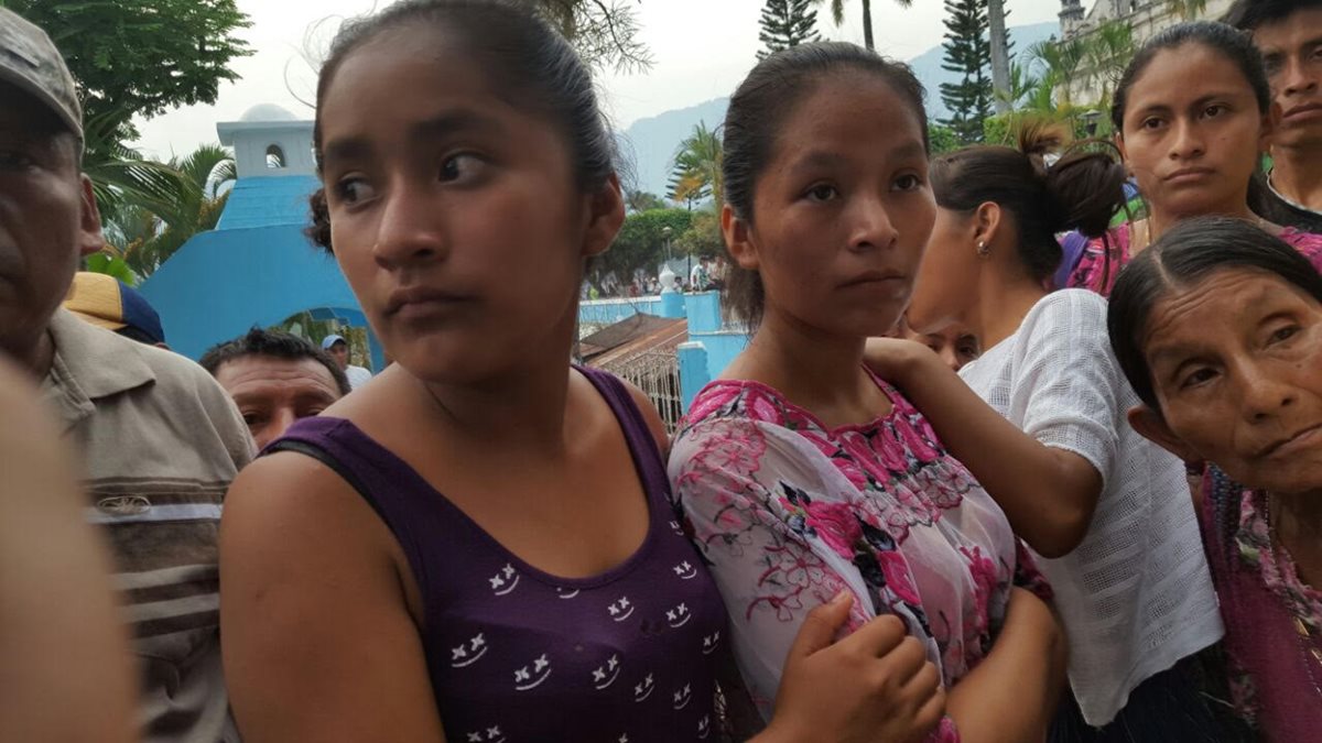 María Teresa Leocadia e Hilda Amarilis cursan el nivel básico, son hijas de la Pop Ixim, que falleció en el percance en Santa María Cahabón. (Foto Prensa Libre: Eduardo Sam)