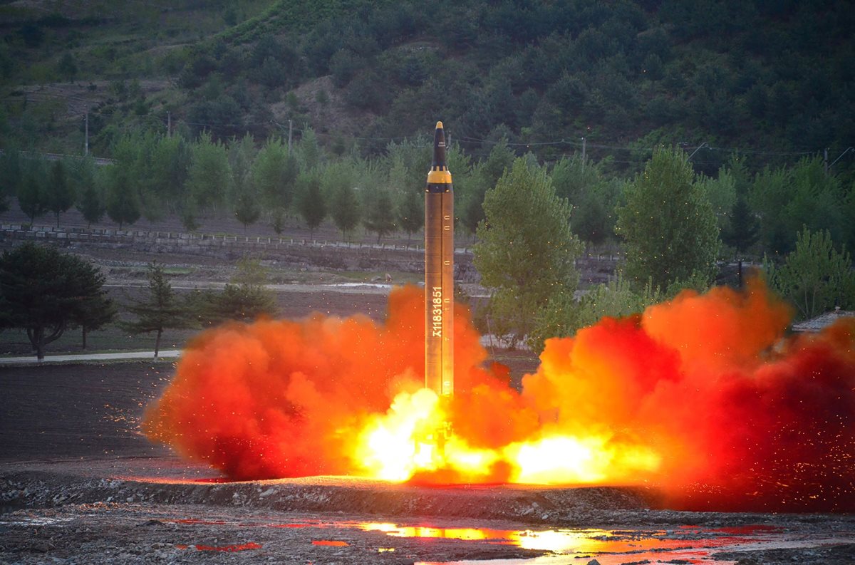 Uno de los últimos ensayos de misiles de largo alcance en Corea del Norte. (Foto Prensa Libre: AP)