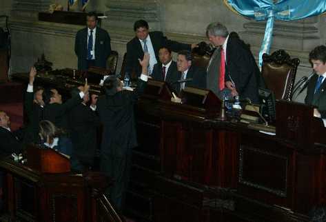 El presupuesto de ingresos y egresos  fue aprobado ayer por el Congreso, a las 3.15 horas, luego de una kilométrica sesión marcada por exabruptos.