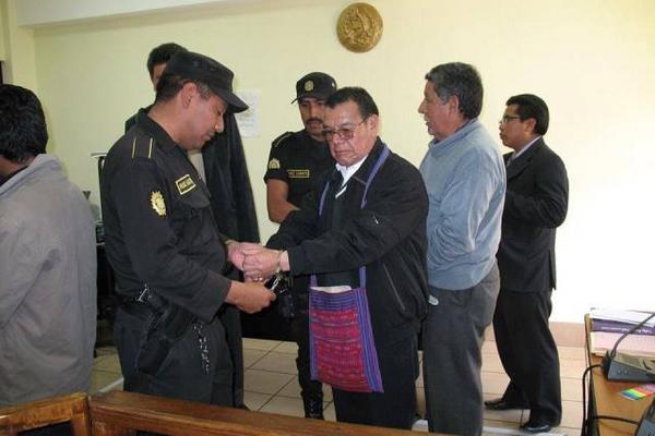 Líderes comunitarios de Santa Cruz Barillas fue detenidos en el juzgado de Santa Eulalia al ser ligados a proceso. (Foto Prensa Libre)
