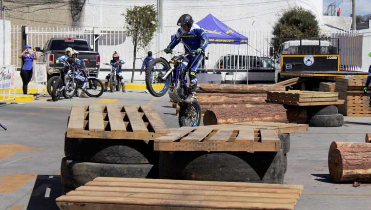 La exhibición de Moto Trial se llevó a cabo el sábado último, en un comercial ubicado en la zona 2 de Xela. (Foto Prensa Libre: María José Longo)