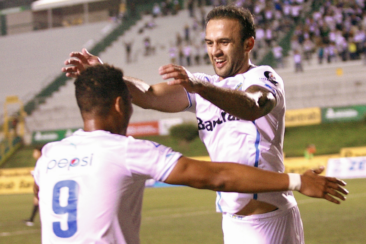 José Contreras y Rolando Blackburn festejan durante el juego ante Suchi. (Foto Prensa Libre: Jesús Cuque).