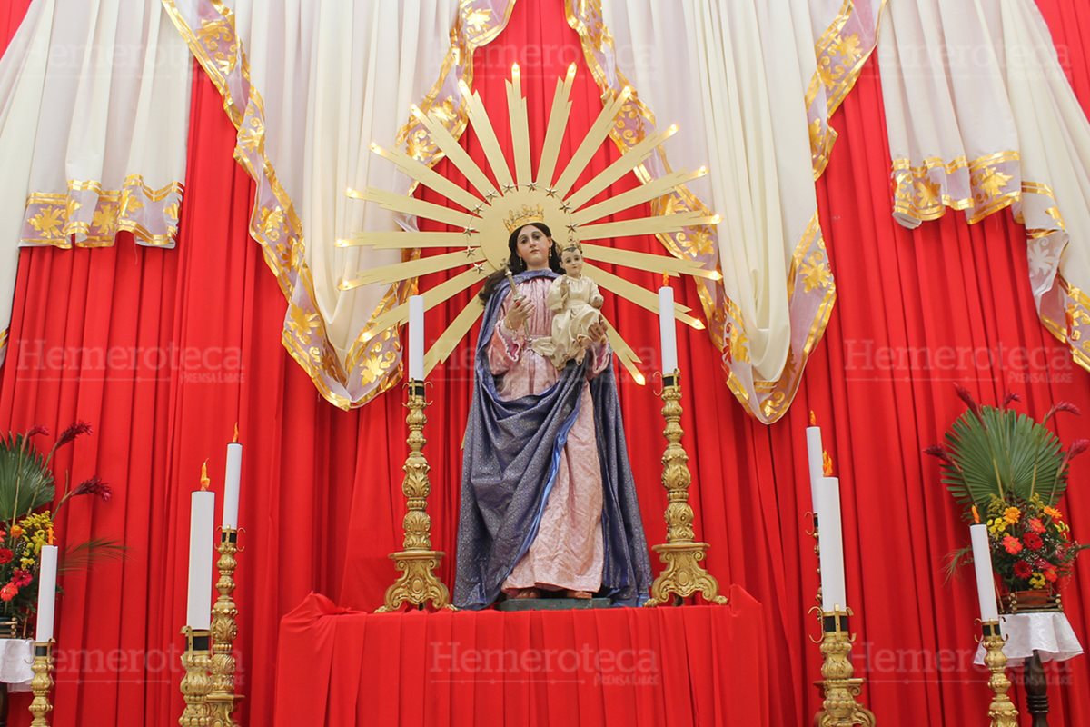 Imagen de María Auxiliadora, esculpida por Julio Dubois, cumple 105 años. (Foto Prensa Libre: Hugo Cuyán Vásquez)