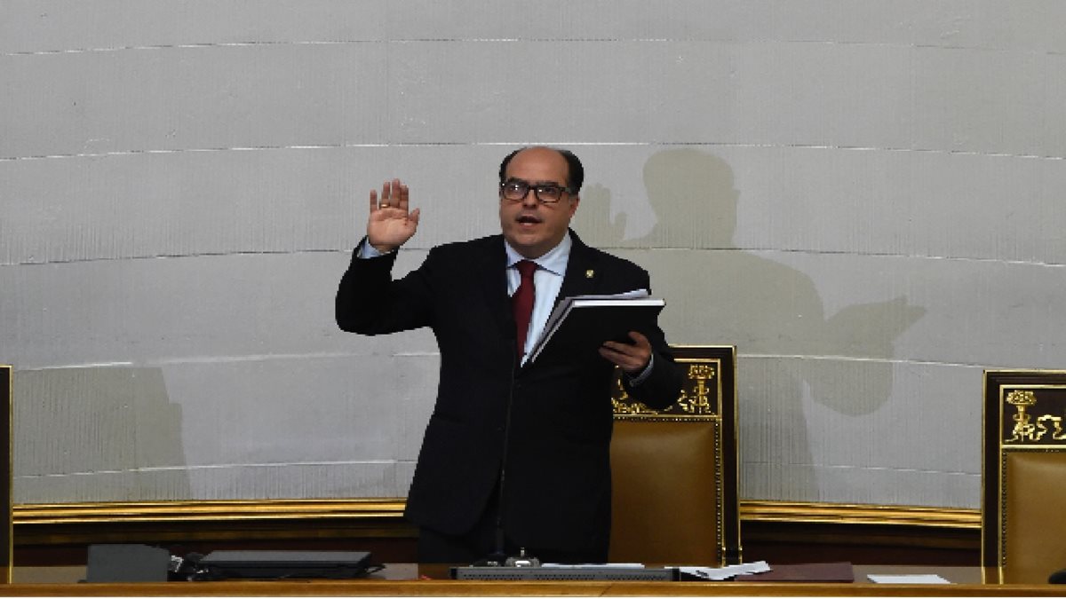Julio Borges es juramentado como nuevo presidente de la Asamblea de Venezuela.(Foto Prensa Libre:AFP).
