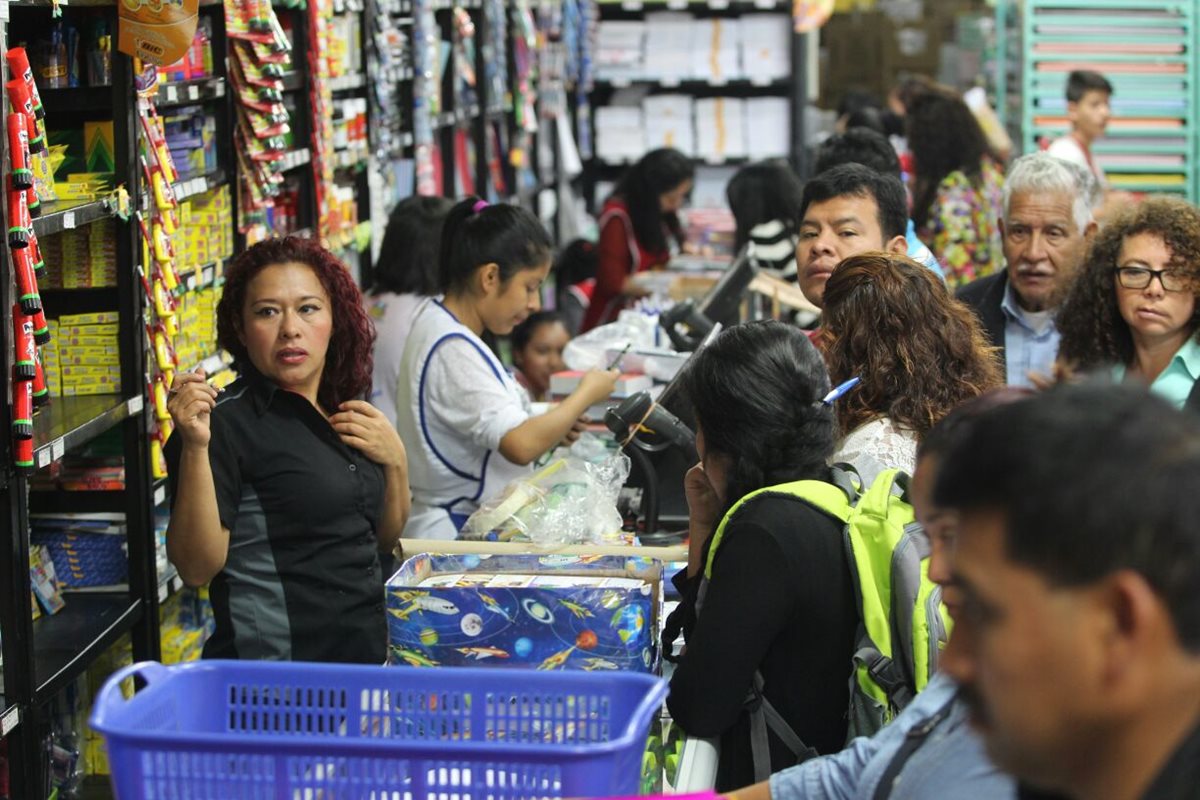 Las ventas de útiles escolares están surtidas para recibir a los padres de familia. (Foto Prensa Libre: Érick Ávila)