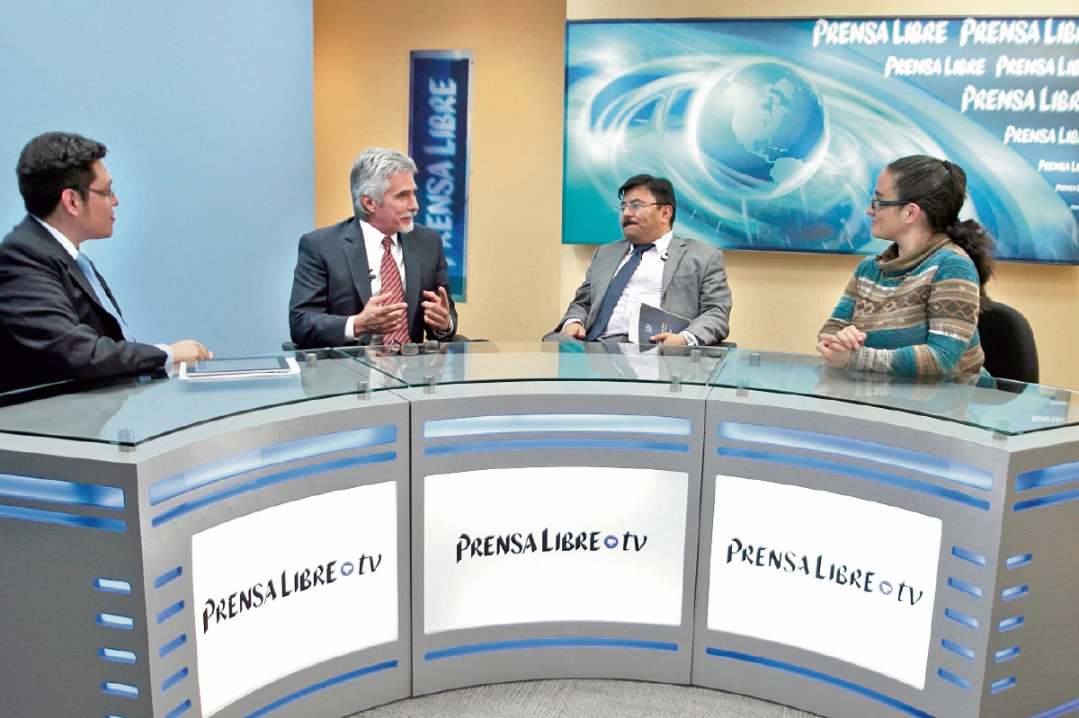 Ricardo méndez Ruiz y Édgar Pérez —al centro— conversan con el periodista José Manuel Patzán y la editora Claudia Acuña, en el programa Diálogo Libre.