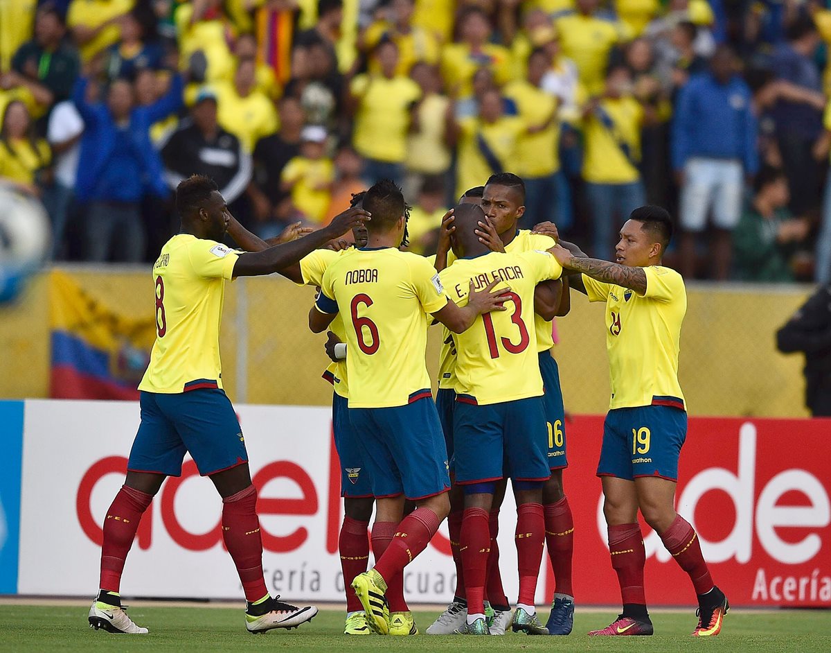 Antonio Valencia es felicitado por sus compañeros luego de anotar un gol para Ecuador en el duelo contra Chile. (Foto Prensa Libre: AFP).