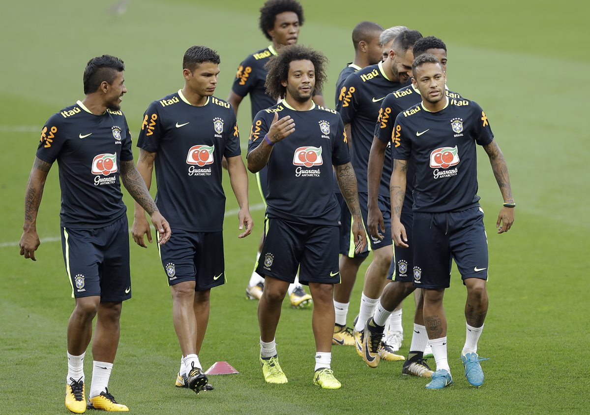 Los jugadores de la selección de Brasil durante el entrenamiento en Porto Alegre. (Foto Prensa Libre: AP)