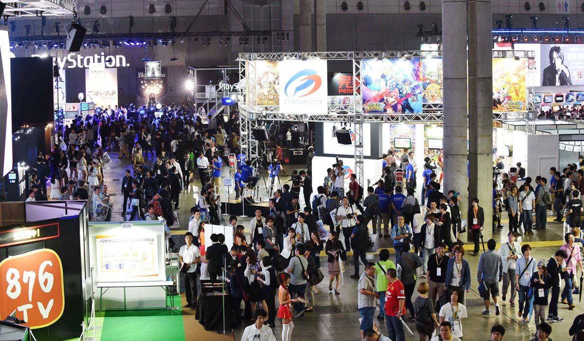 Millares de visitantes acuden al Tokyo Game Show 2015, donde se presenta una gran variedad de juegos y dispositivos virtuales de entretenimiento. (PL-AFP)