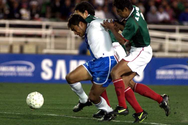 Carlos el Pescado Ruiz intenta quedarse con el balón ante la marca, en un juego contra México, en la Copa Oro del 2002. (Foto Prensa Libre: Hemeroteca PL)