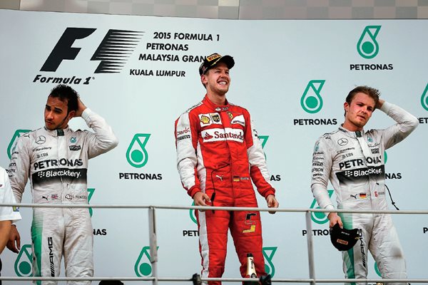Sebastian Vettel, comparte el podio del GP de Malasia con  Nico Rosberg y Lewis Hamilton. (Foto Prensa Libre: AP)