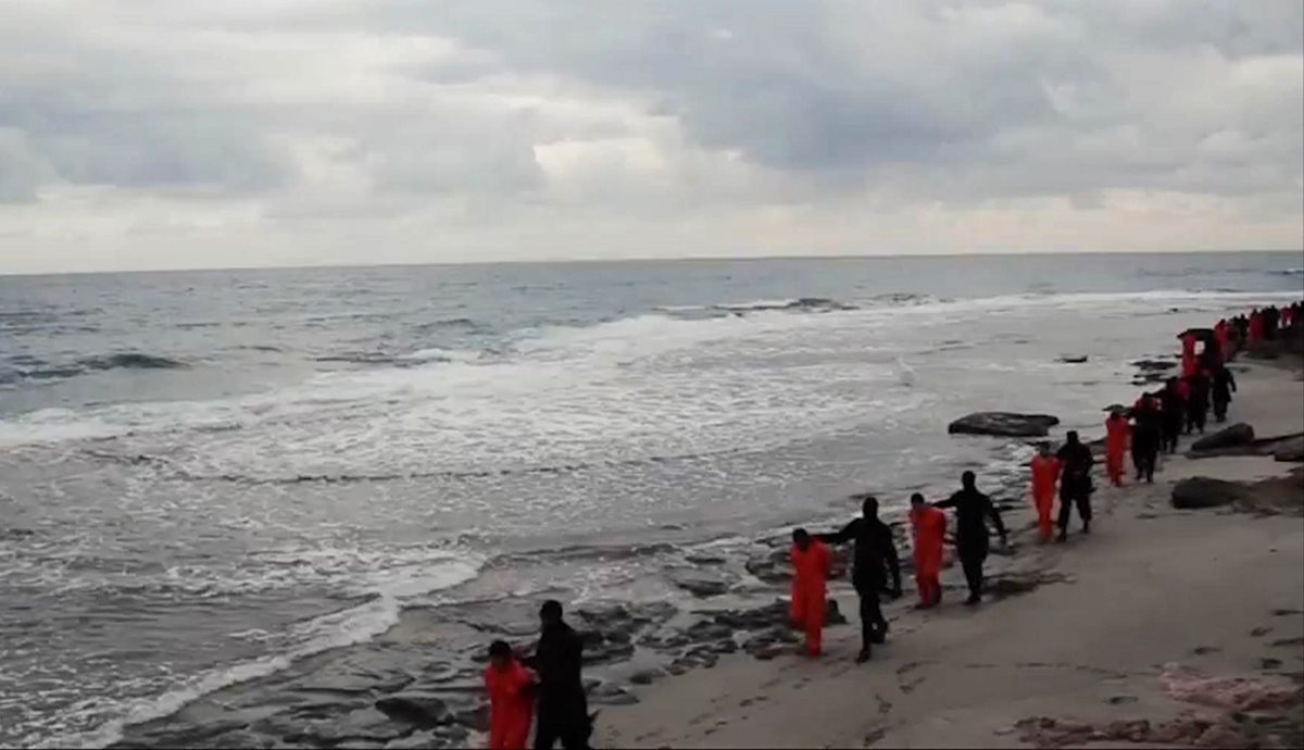 En febrero recién pasado en un video aparecen cristianos coptos egipcios antes de ser decapitados por yihadistas. (Foto Prensa Libre:AP)