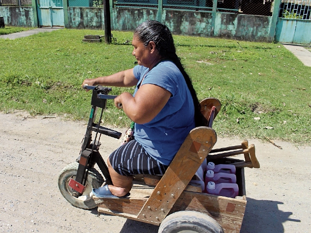 Claudia Tzin es la encargada de la Oficina Municipal de Discapacidad de Poptún, Petén. (Foto Prensa Libre: Rigoberto Escobar)