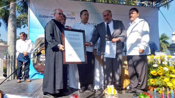 El vicepresidente Juan Alfonso Fuentes Soria entrega el acuerdo de patrimonio a autoridades municipales y religiosas de Esquipulas. (Foto Prensa Libre: Vicepresidencia)