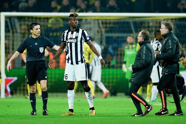 Paul Pogba, no terminó el encuentro debido a la lesión que lo alejará varios días de las canchas. (Foto Prensa Libre: AFP).