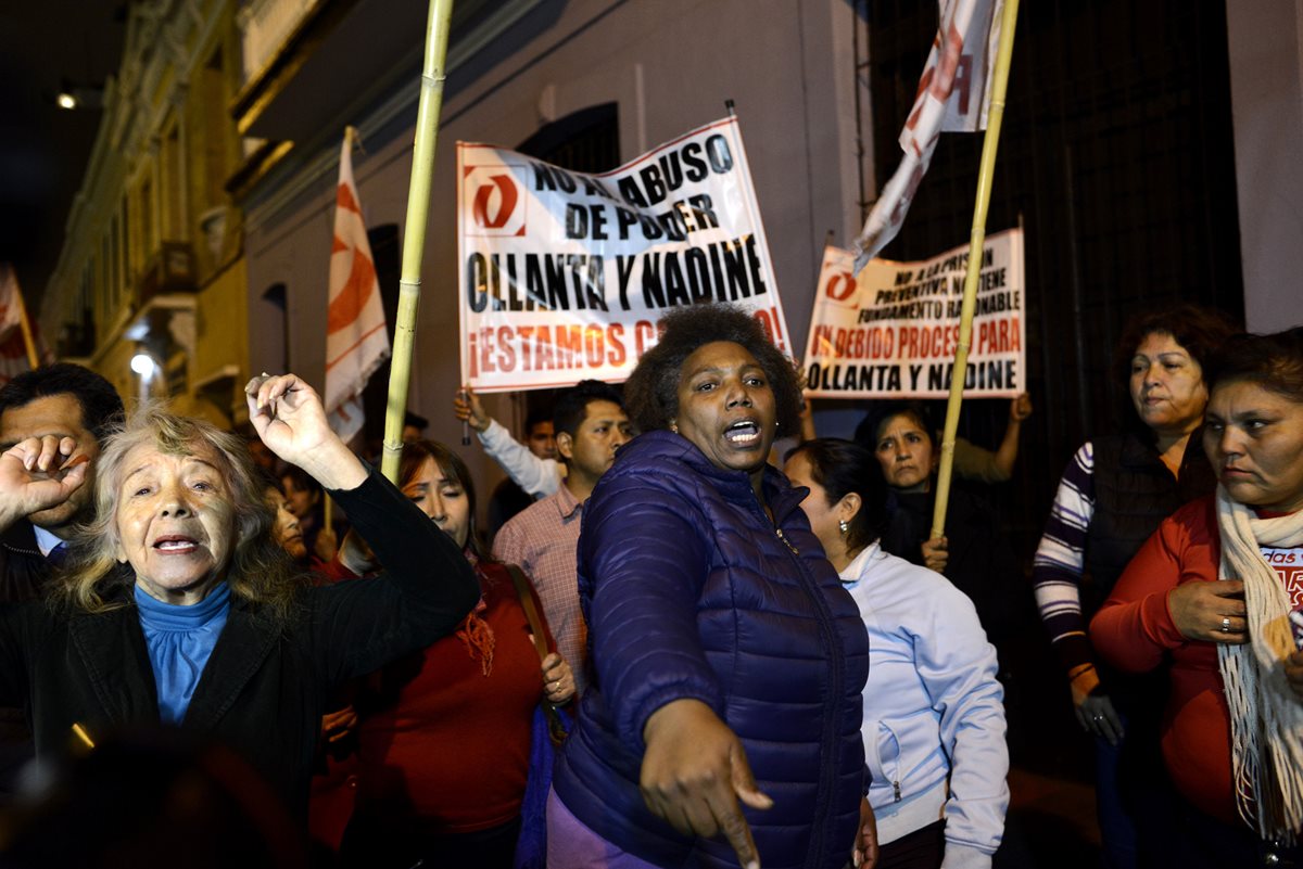 Simpatizantes del expresidente de Perú Ollanta Humala protestan luego de escuchar la orden de detención. (Foto Prensa Libre: EFE)