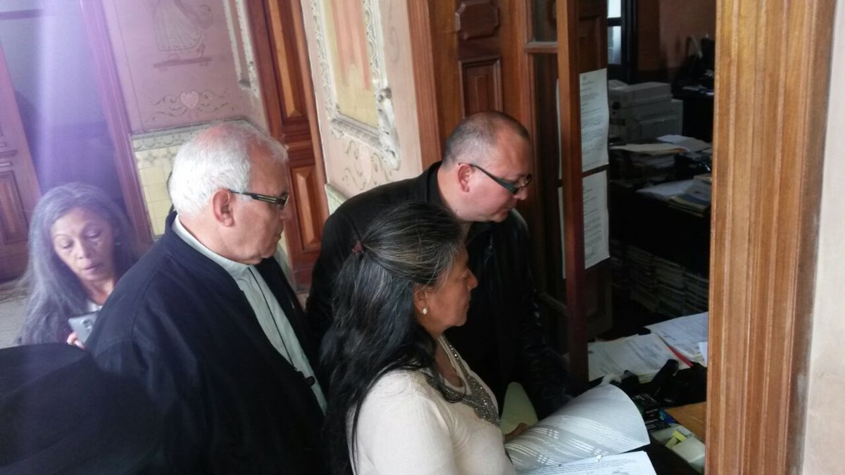 Colectivos de Quetzaltenango exigen ante el TSE y la PDH la renuncia de los diputados de ese departamento. (Foto Prensa Libre: Cortesía)