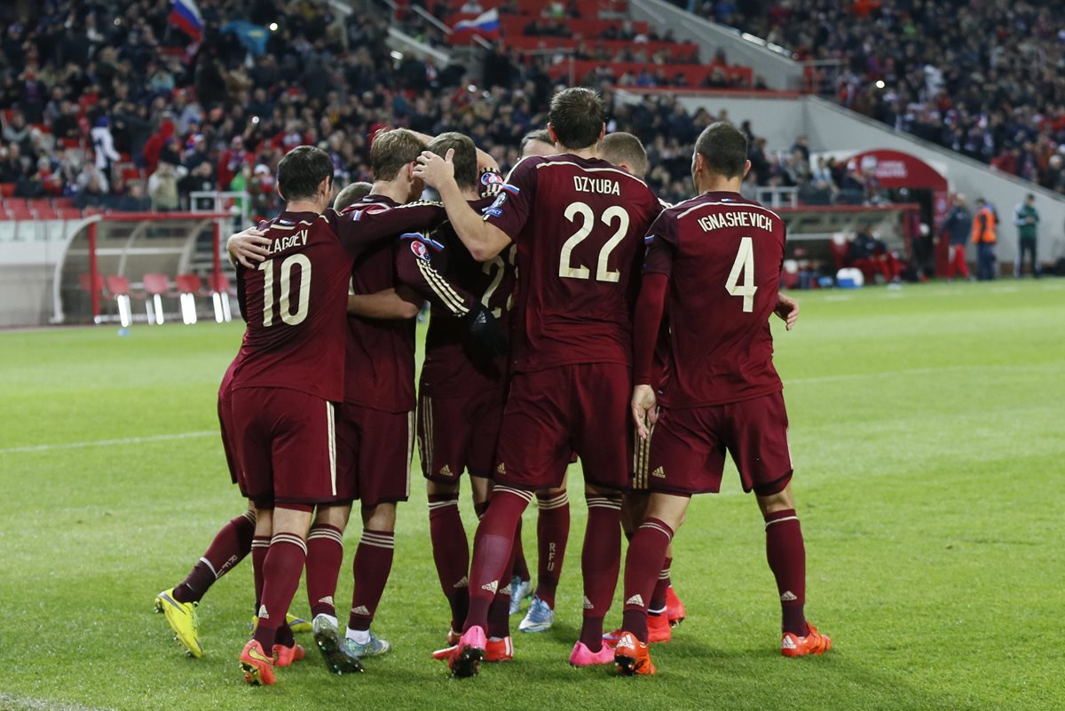 Los jugadores rusos celebran el gol conseguido ante Montenegro durante el partido disputado en Moscú. (Foto Prensa Libre: EFE)