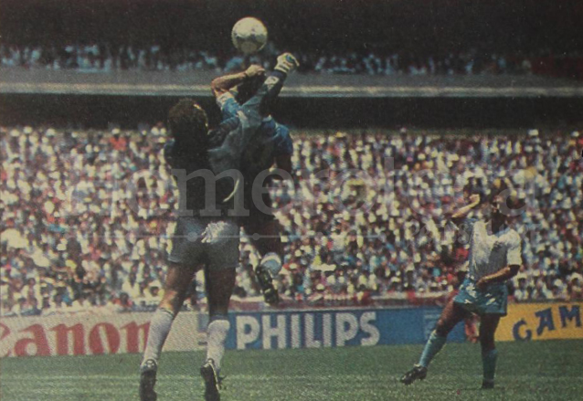 El histórico gol de puño de Diego Maradona captado el 22 de junio de 1986. (Foto: Hemeroteca PL)