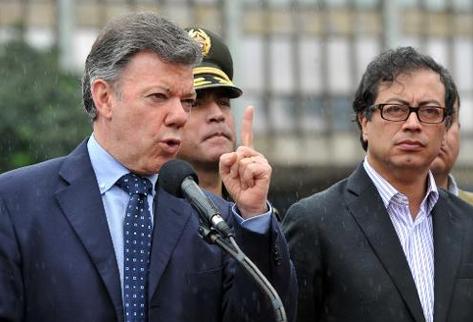 El alcalde de Bogotá, Gustavo Petro, junto al presidente de Colombia, Juan Manuel Santos. (Foto Prensa Libre: AFP).