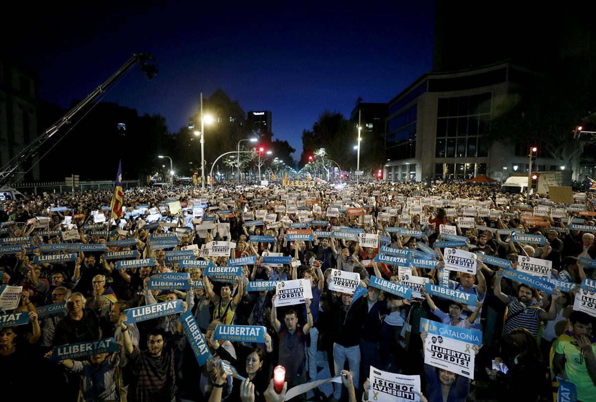Analistas creen que si España interviene Cataluña, las protestas callejeras se incrementarán, amenazando con inestabilidad. (Foto Prensa Libre: EFE)