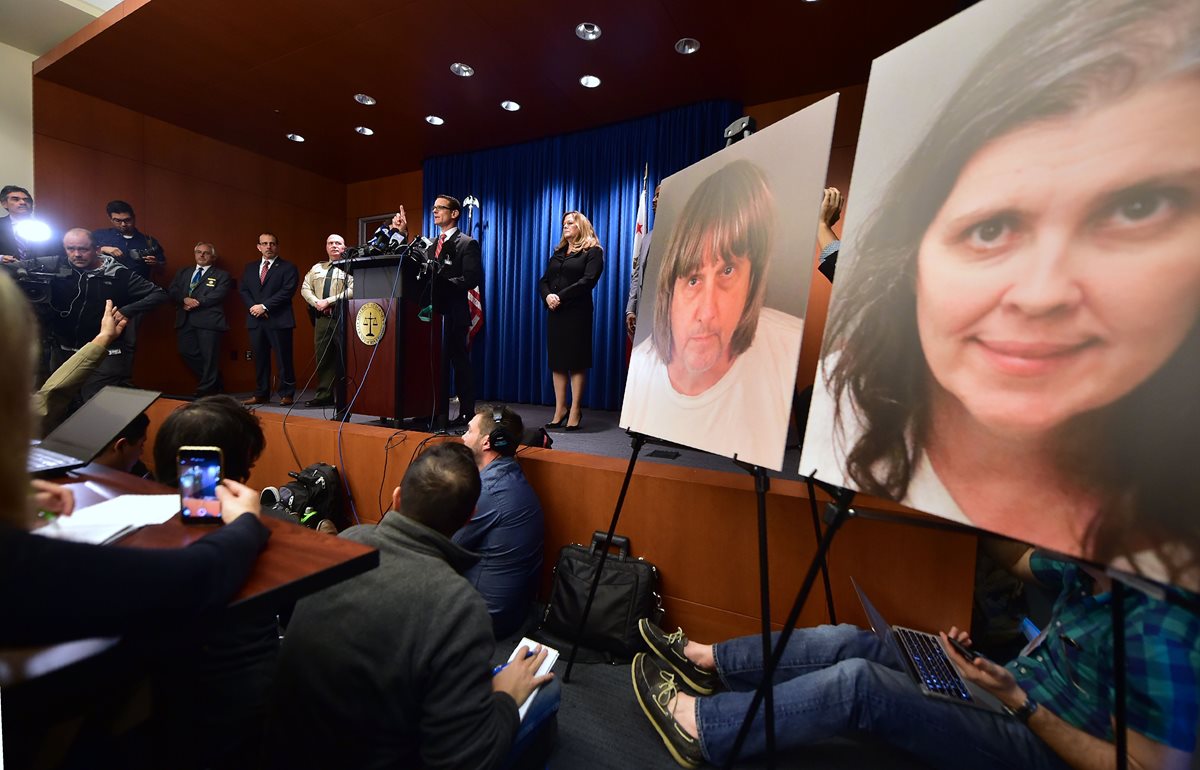 Autoridades dan una conferencia en Riverside, California, sobre el avance de las investigaciones en el caso de los padres de los hermanos encadenados. (Foto Prensa Libre: AFP)
