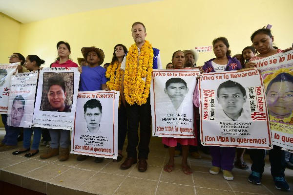 Jan Jarab (C) posa junto a la familia y parientes de los estudiantes de Ayotzinapa. (Foto Prensa Libre: AP)