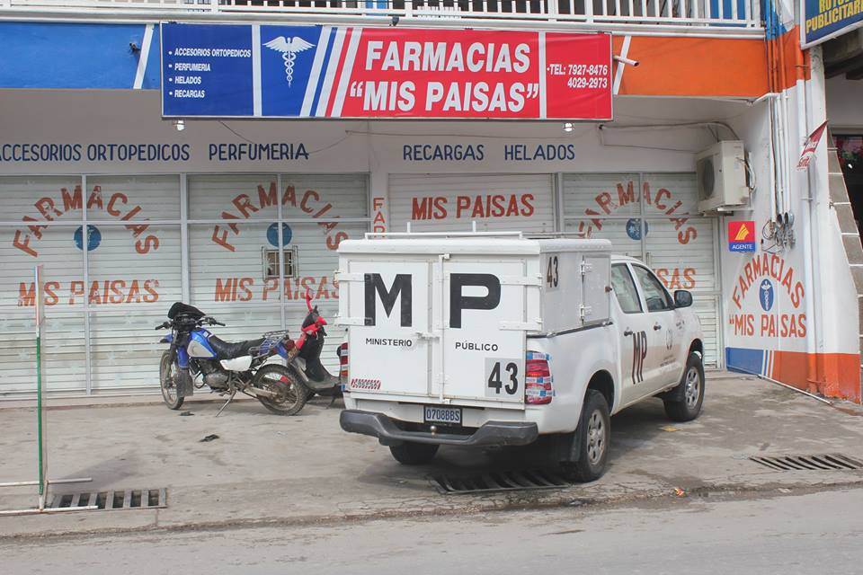Peritos del Ministerio Público recaban evidencias en inmueble saqueado en Poptún, Petén. (Foto Prensa Libre: Walfredo Obando)