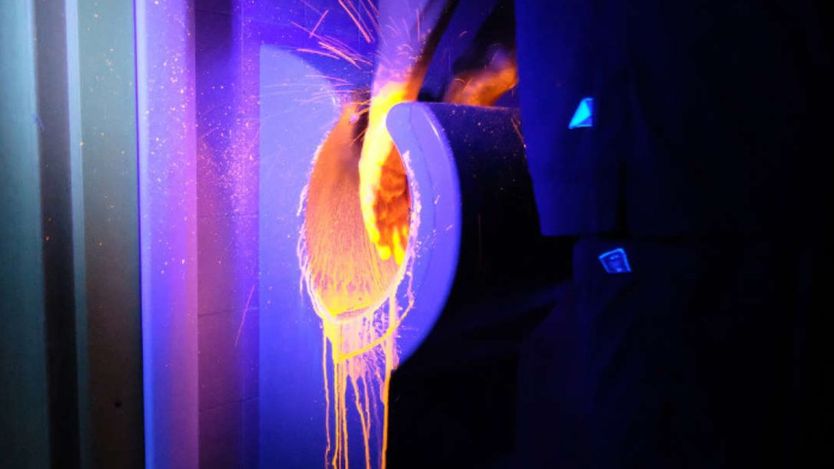 En una de las pruebas de, un voluntario se colocó en las manos un polvo que se hace visible en luz ultravioleta para ilustrar cómo se esparcen las bacterias con el chorro de aire del secador. (Foto Prensa Libre: GETTY IMAGES)