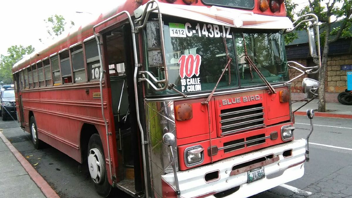 Autobús en el que ocurrió el ataque, en la 10a avenida y 19 calle de la zona 1. (Foto Prensa Libre: Estuardo Paredes)