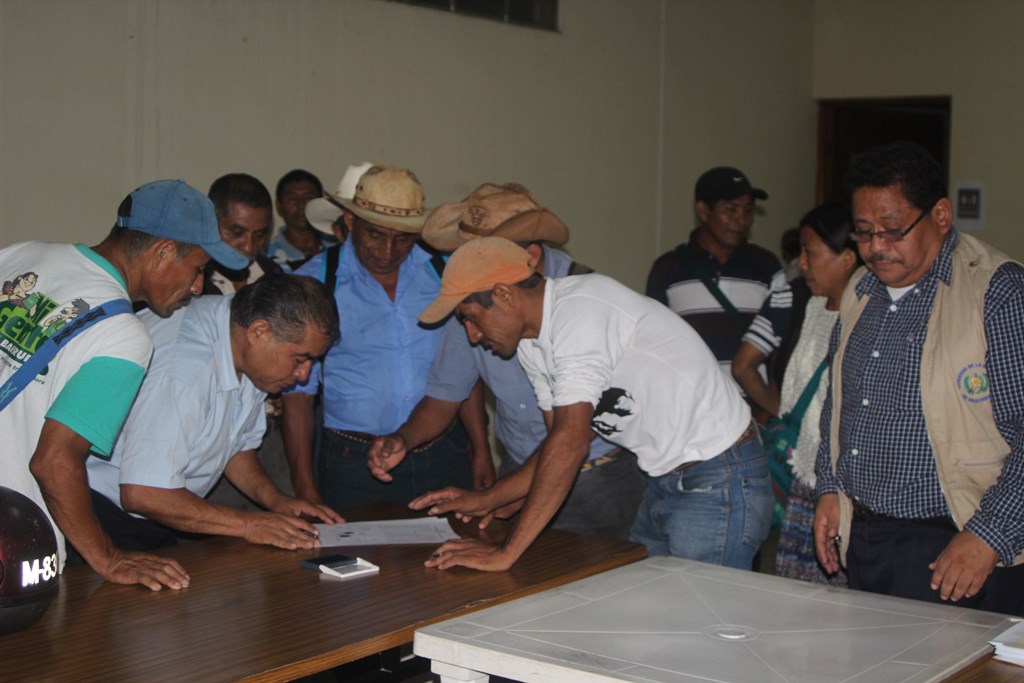 Pobladores se reunieron con autoridades de Conap y firmaron un acta, en las instalaciones del Consejo Departamental de Desarrollo. (Foto Prensa Libre: Ángel Tax).