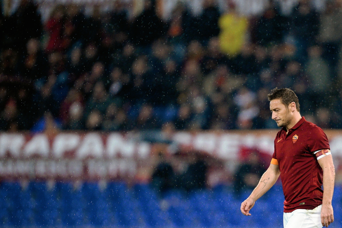Francesco Totti delantero de la Roma sale decepcionado del partido luego de la derrota en casa. (Foto Prensa Libre: AFP)