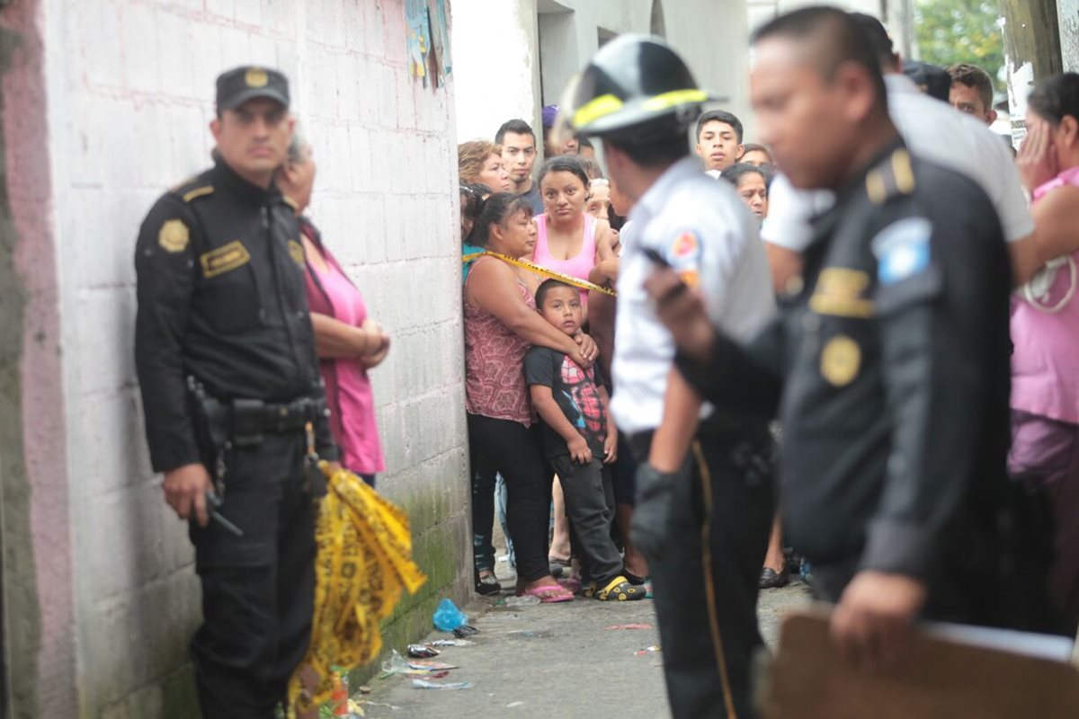 La policía acordonan el área, mientras familiares y vecinos se acercan a conocer detalles del ataque armado, en la colonia El Amparo, zona 7. (Foto Prensa Libre: Erick Ávila)