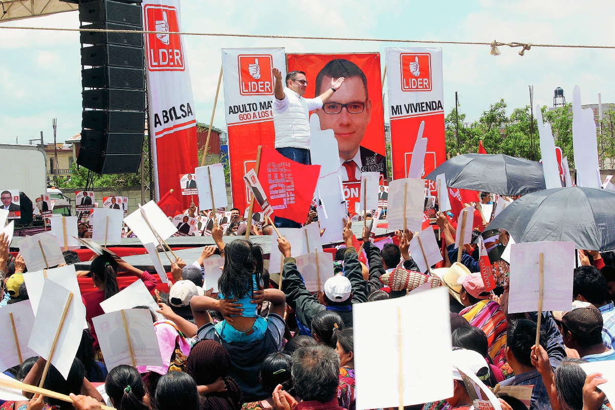 El sábado anterior simpatizantes de Manuel Baldizón se enfrentaron con manifestantes que rechazan al candidato de Líder. (Foto Prensa Libre: Hemeroteca)