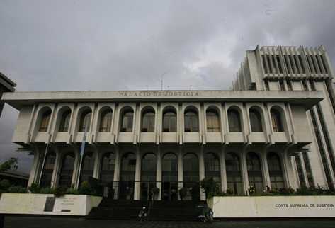 Autoridades del Organismo Judicial trasladan juzgados civiles a otro inmueble para descongestionar la Torre de Tribunales. (Foto Prensa Libre: Archivo)