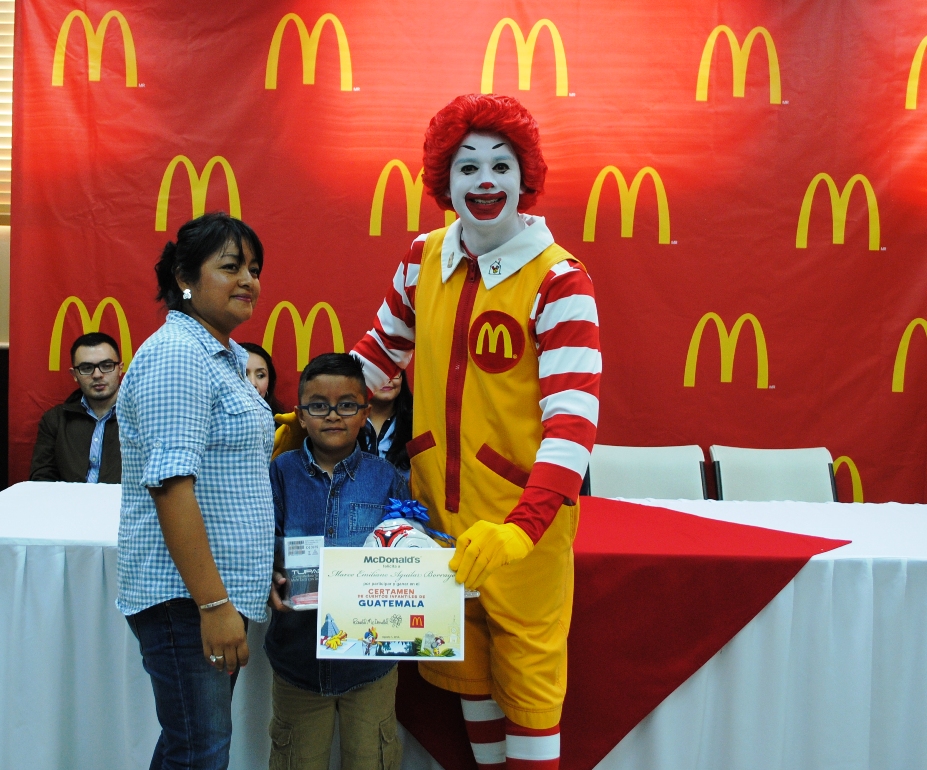 Uno de los pequeños escritores recibe sus premios. (Foto Prensa Libre, cortesía McDonald’s)
