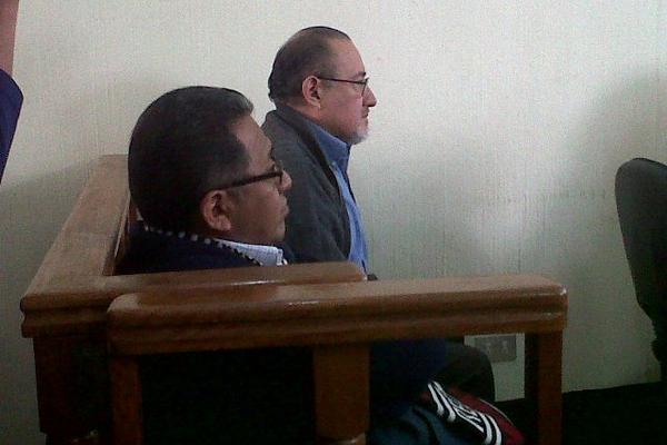 Los dos sacerdotes sindicados de abusar de un menor, escuchan la decisión del juzgado de Santa Cruz del Quiché. (Foto Prensa Libre: Óscar Figueroa) <br _mce_bogus="1"/>