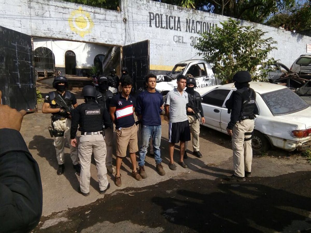 Tres presuntos integrantes de una banda de secuestradores fueron capturados en Taxisco, Santa Rosa. (Foto Prensa Libre: Enrique Paredes)