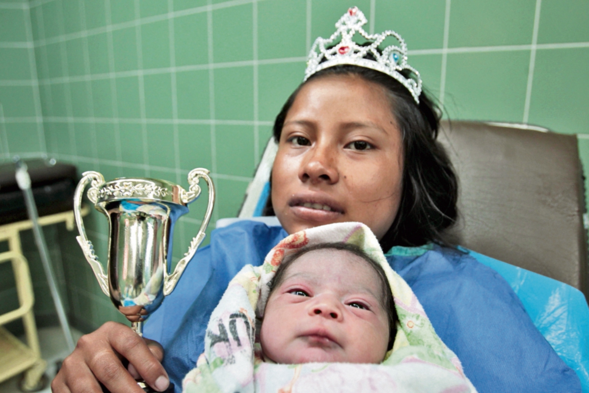 Anabella Gaspar Manuel muestra a su pequeña hija. La madre posa para la lente de Prensa Libre. (Foto Prensa Libre: Erick Ávila)